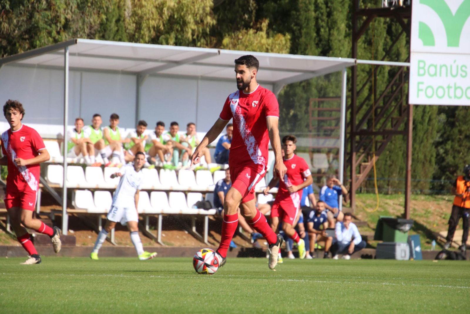 Xavid Sintes avanza con la pelota controlada y la cabeza arriba.