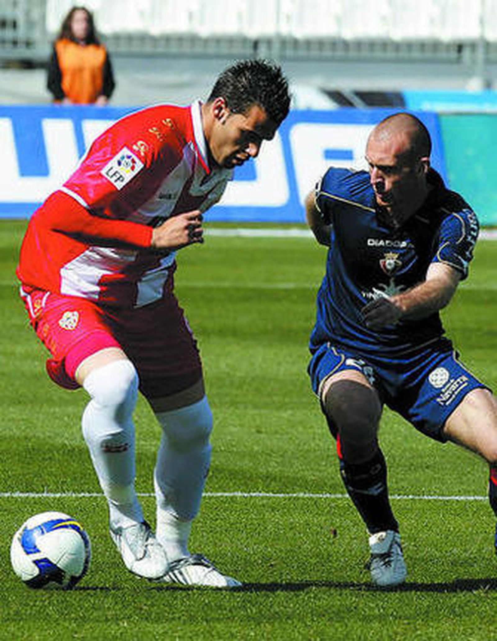 Negredo, ante el osasunista Delporte, en un partido de la pasada campaña.