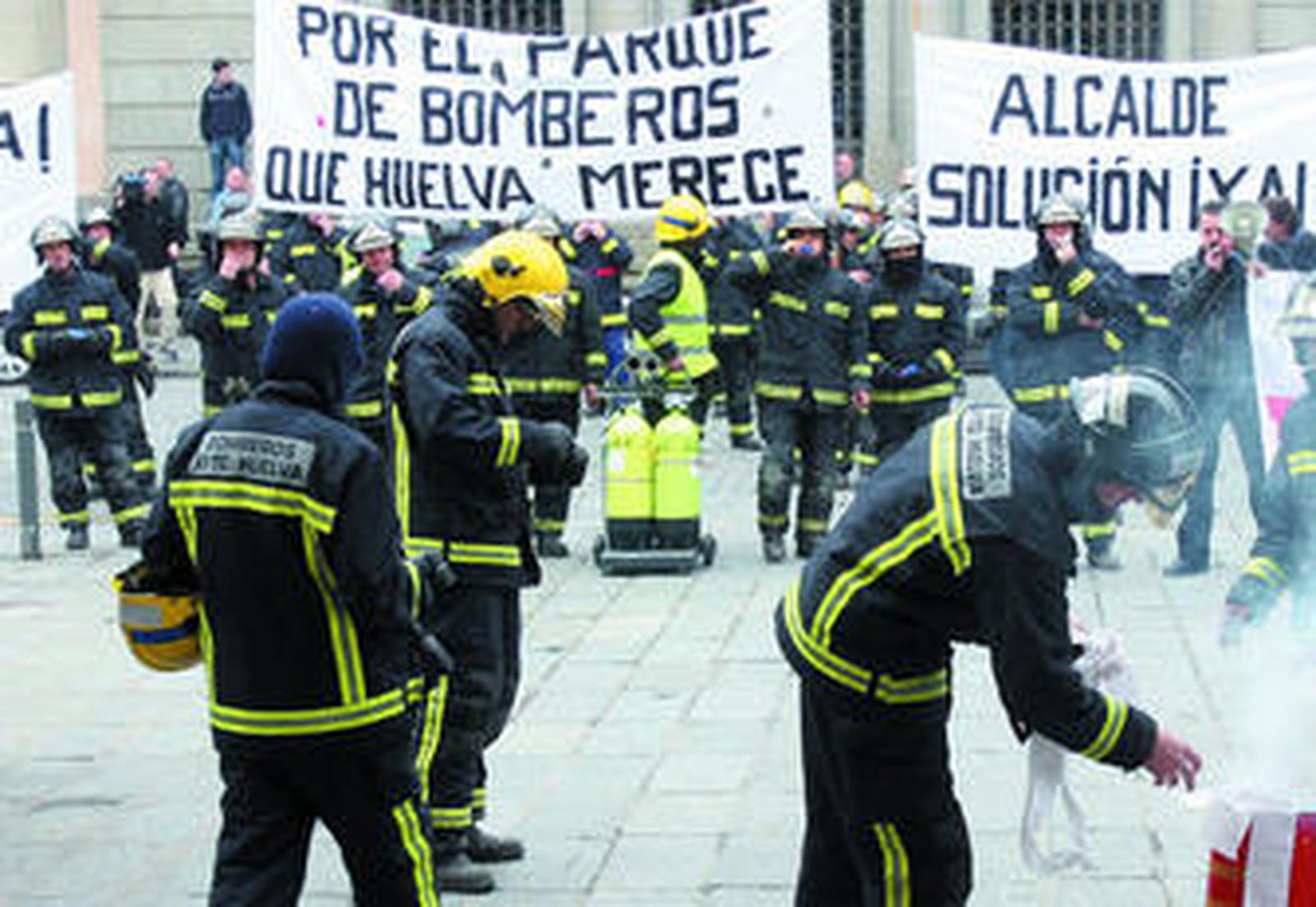 Un momento de la manifestación en la que estallaron petardos y portaron pancartas reivindicativas.