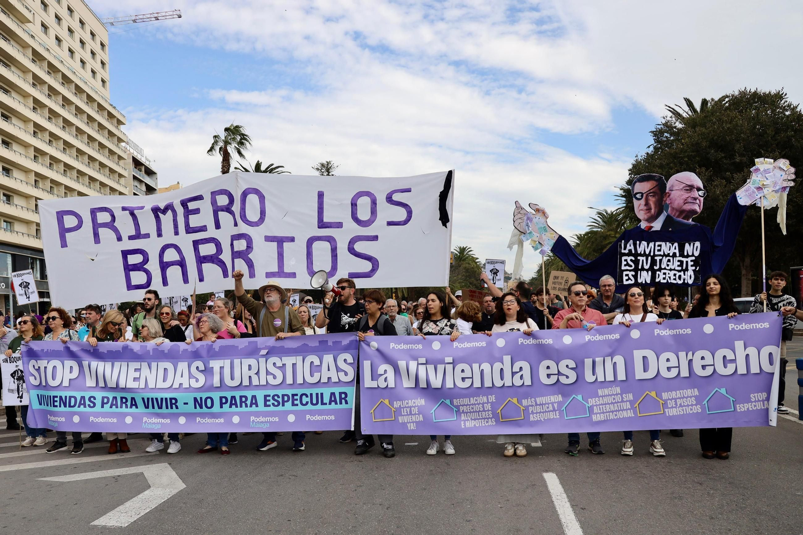 Las fotos de la multitudinaria manifestación por la vivienda en Málaga este 9N
