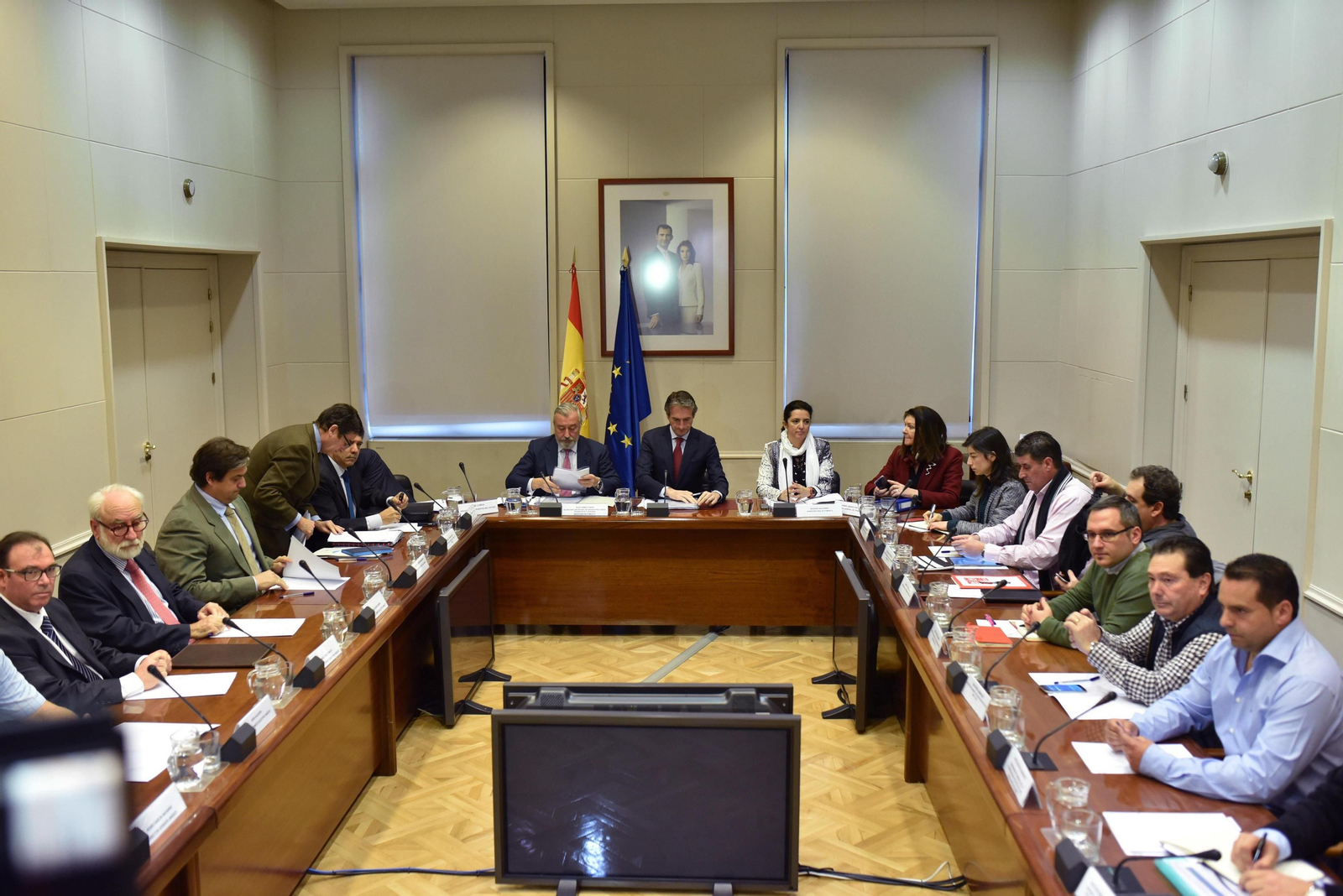 Un momento de la reunión celebrada ayer entre Gobierno, patronal y sindicatos en la sede del Ministerio de Fomento.