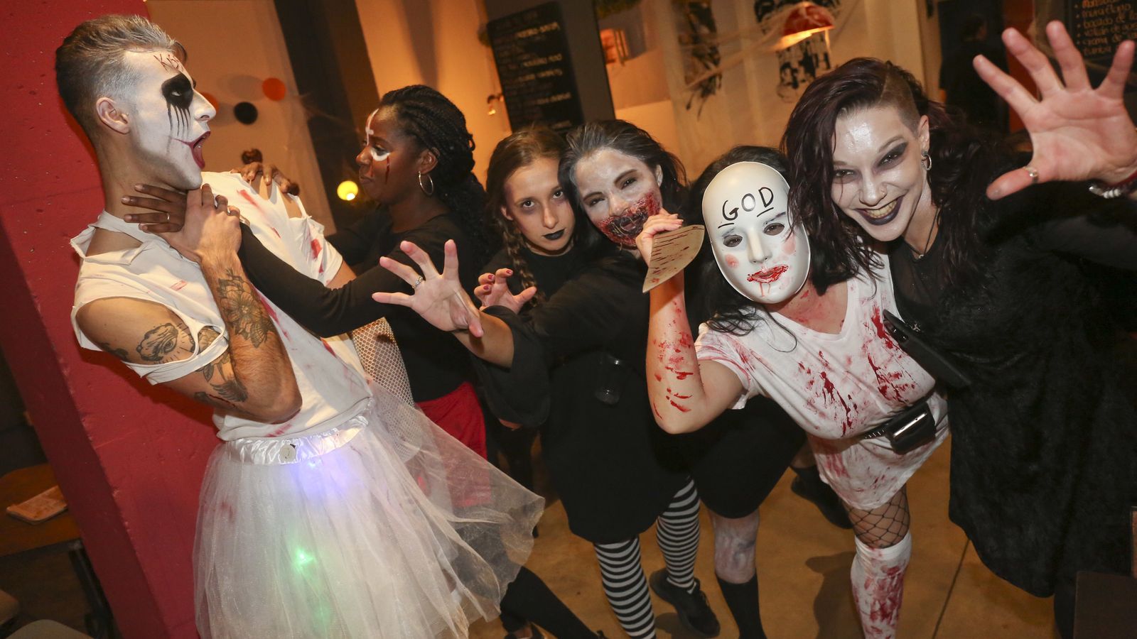 Un grupo de amigos en la noche de Halloween, ayer en la capital.
