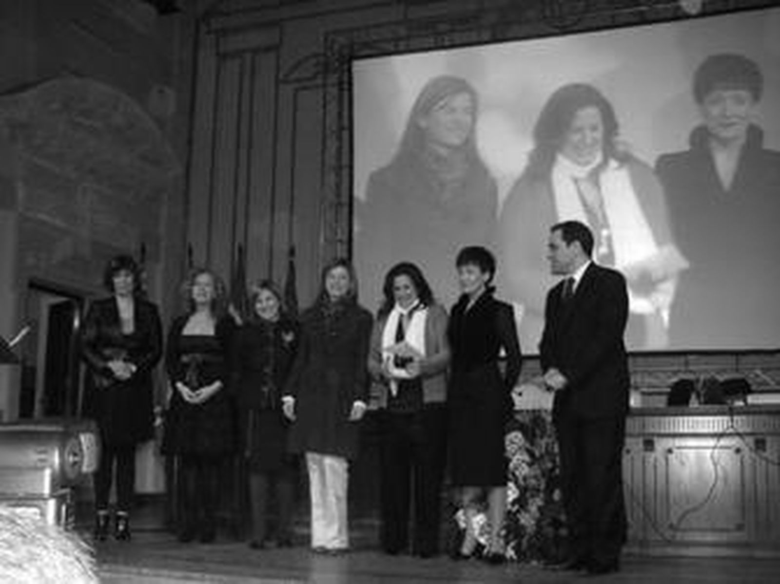 Esperanza Fitz, con bufanda blanca, posa junto a Bibiana Aído y el resto de premiadas por la Asociación de Mujeres Empresarias de Cádiz.