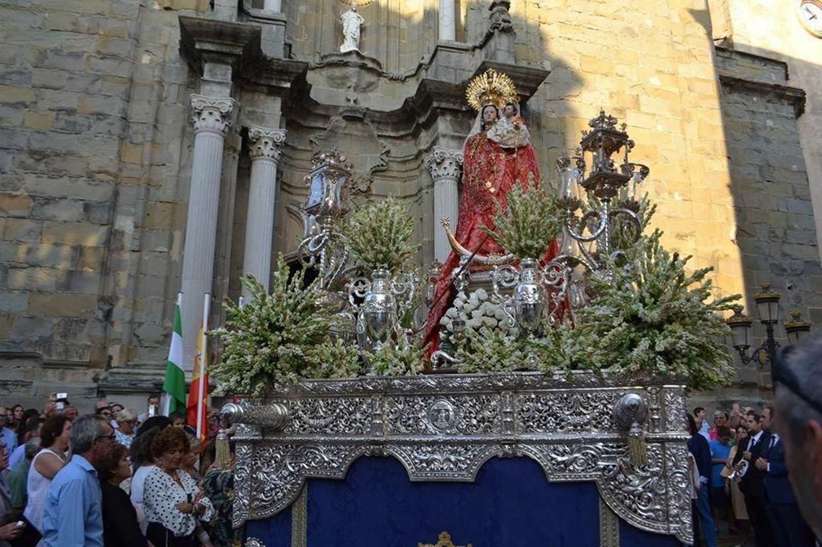 La Virgen de la Luz, a su salida de la iglesia de San Mateo La Virgen de la Luz, a su salida de la iglesia de San Mateo