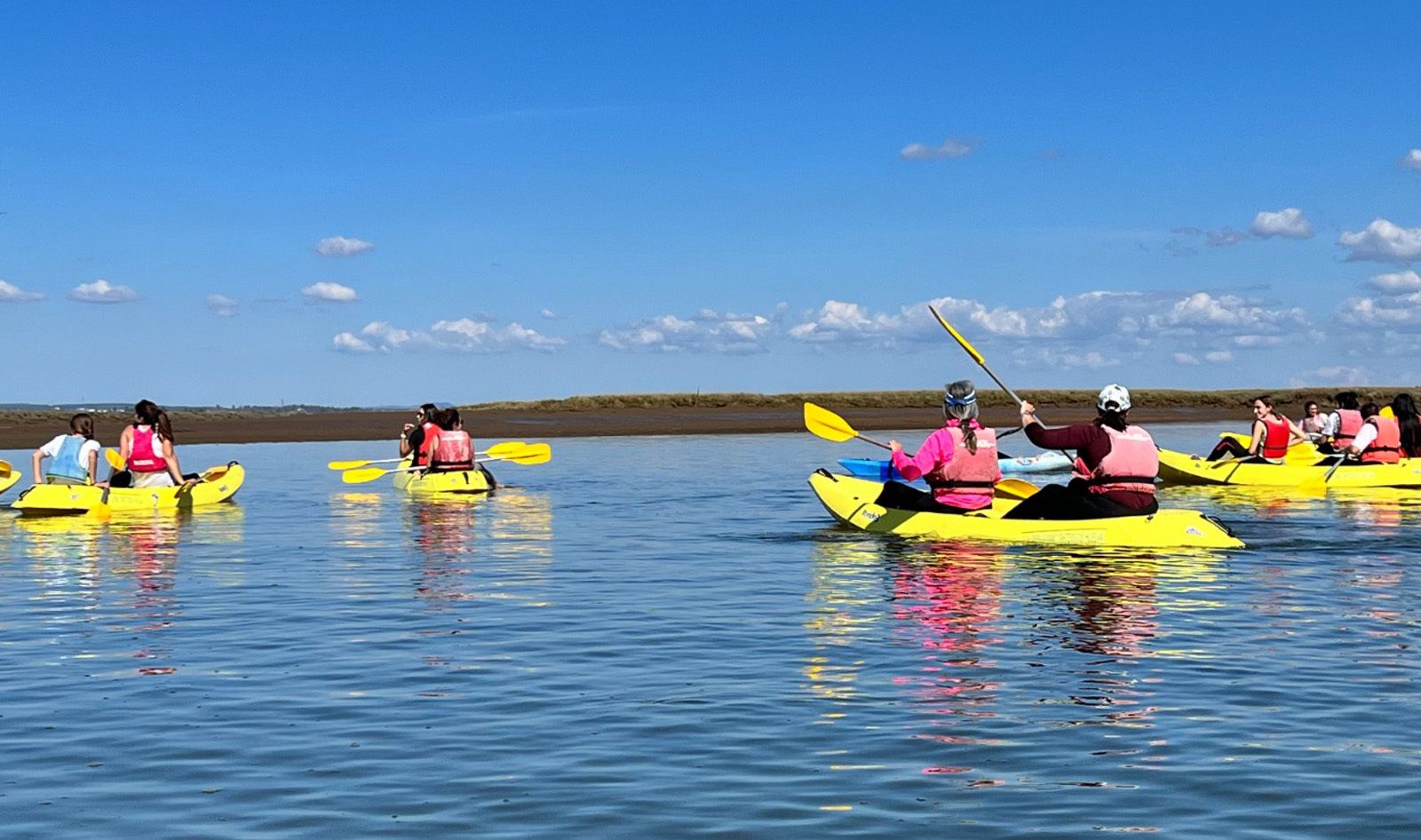 Miembros del Club Piragüismo Tartessos Huelva por el Odiel