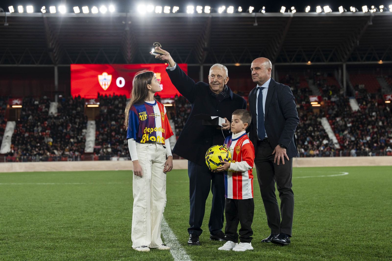 Fotogalería del partido homenaje a Guillermo Blanes entre los veteranos de la UD Almería y el FC Barcelona