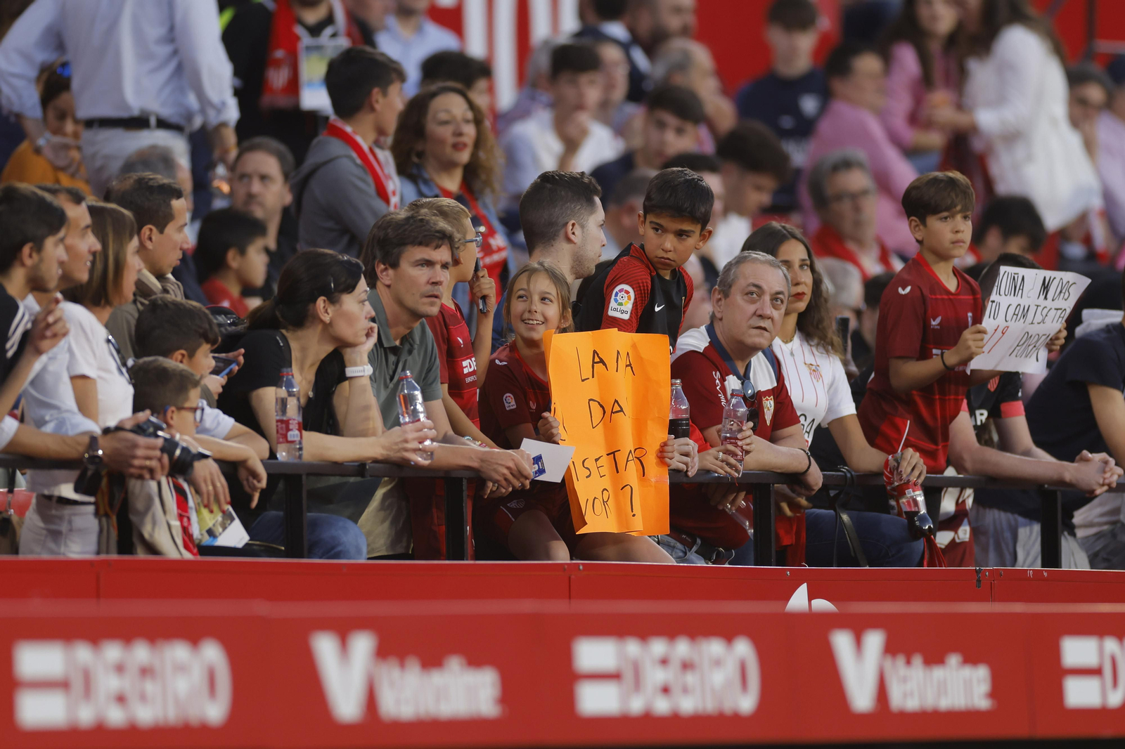 Búscate en las fotos del Sevilla-Celta