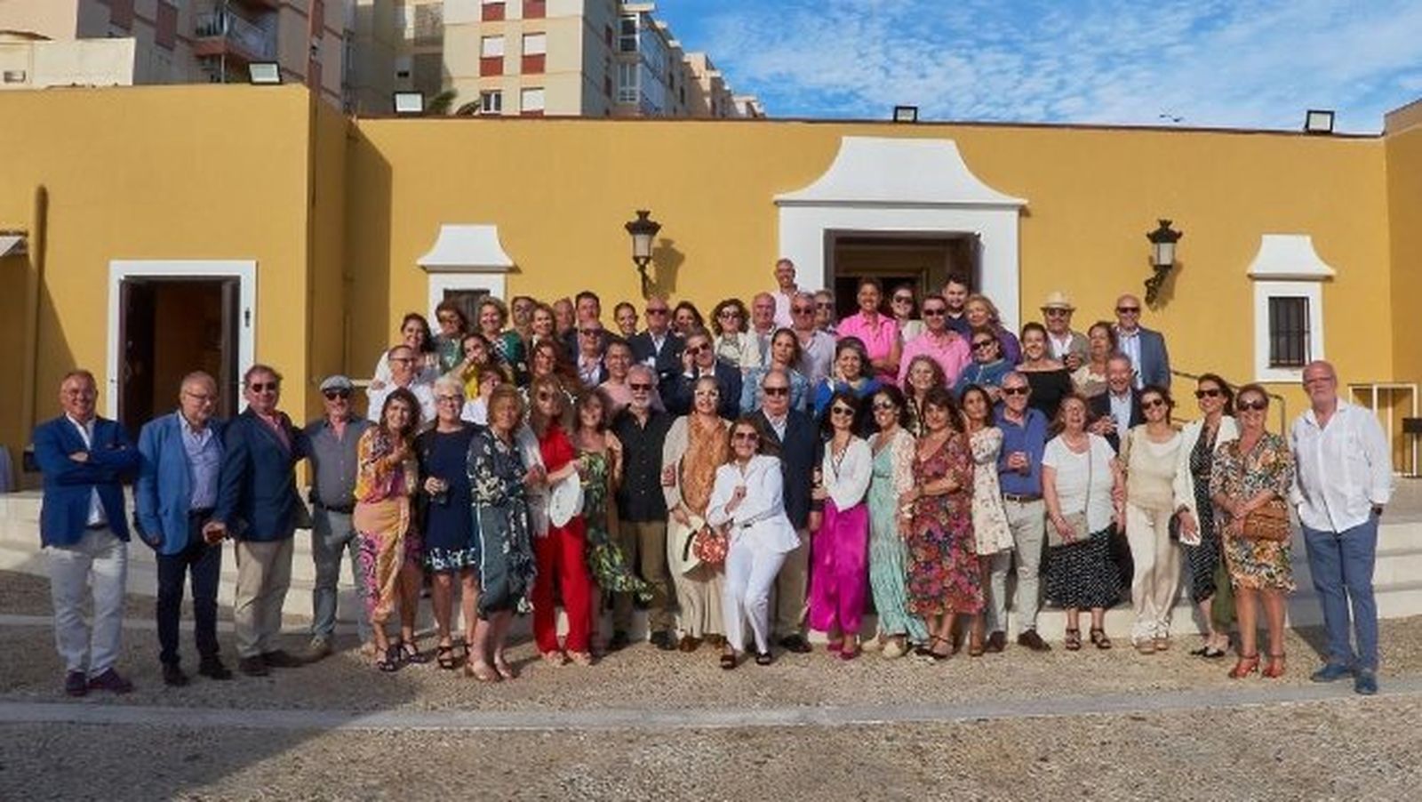 El homenajeado Rafa Pereiro con Clara Jiménez Yáñez, Pepa Ruiz, Antonio Sagues, Silvia Delgado, Marisa Bienvenido, Faustino Gómez Parra,  Charo García Juárez, Ana de Irigoyen, José Manuel Aranda, Hipólito García, Fernando Forja, Manuel Lubián, Sagrario Esteban, Maribel Baena, Setecilla García Cobos, José Enrique Sánchez Basallores, Manuel Huerta, Antonio Domínguez Chorat y  Amador Salcini entre otros, durante el almuerzo con motivo de su jubilación.
