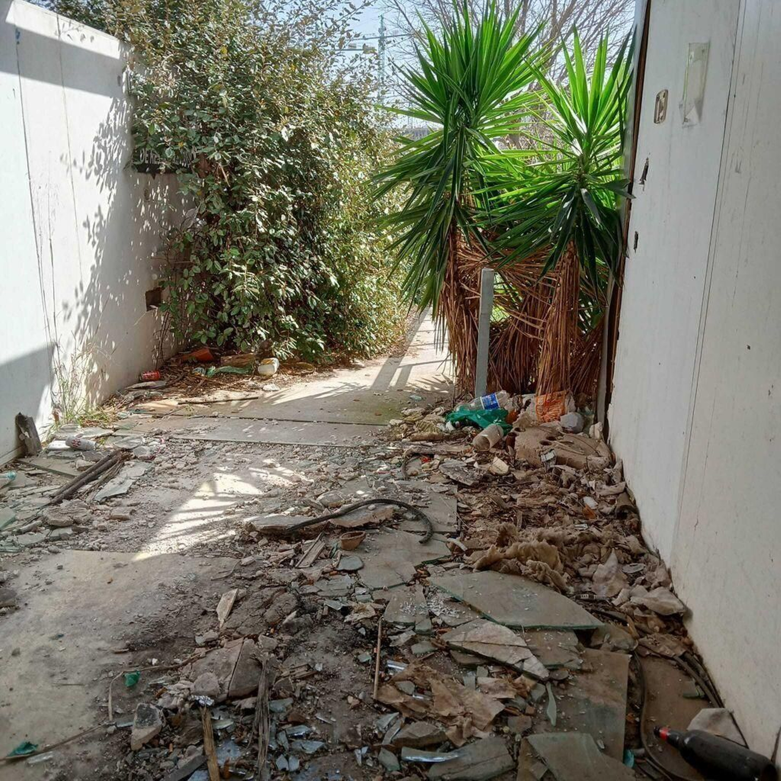 Una de las entradas del edificio abandonado.