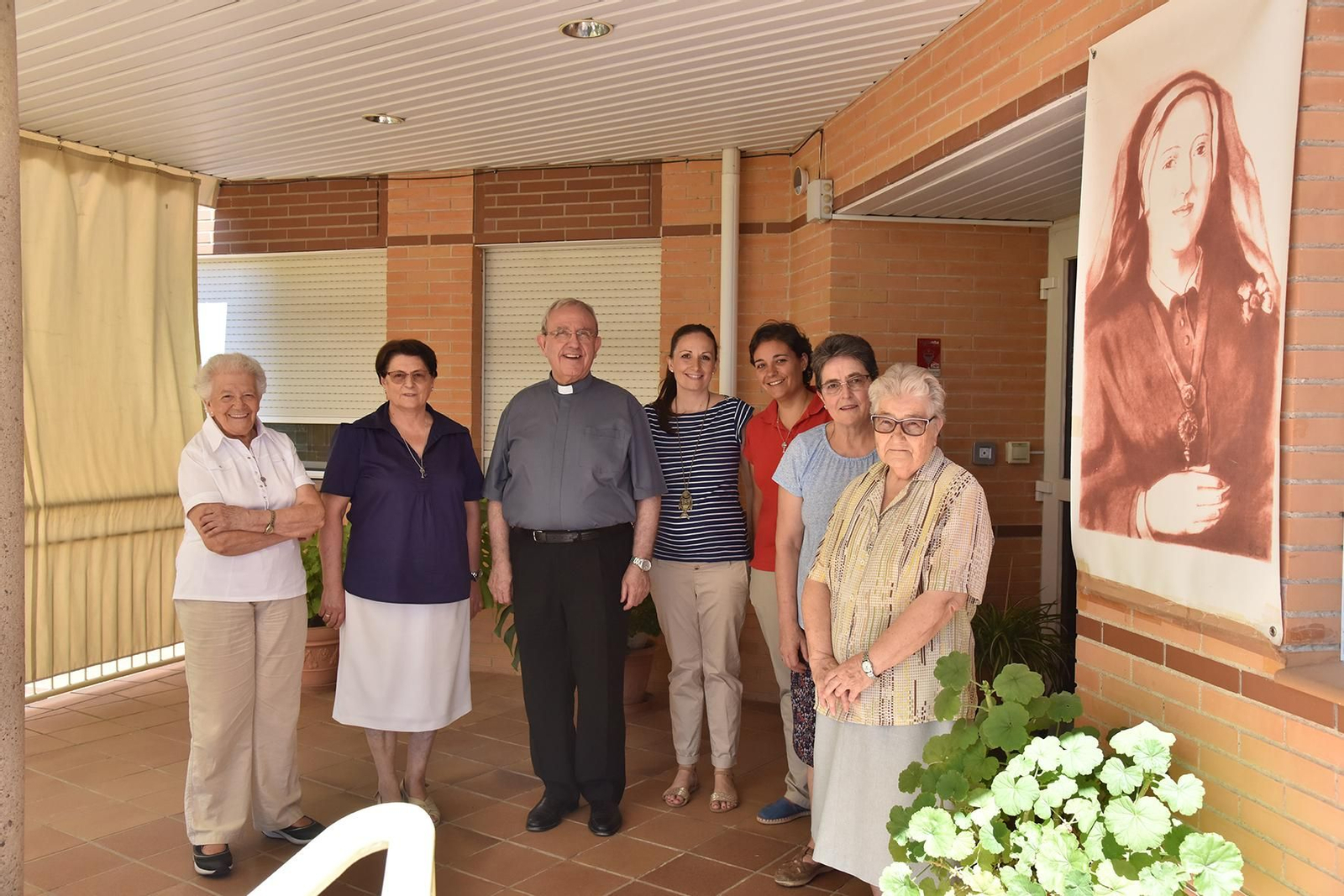 Pérez Moya, en el centro, con las Madres Adoratrices de Córdoba.
