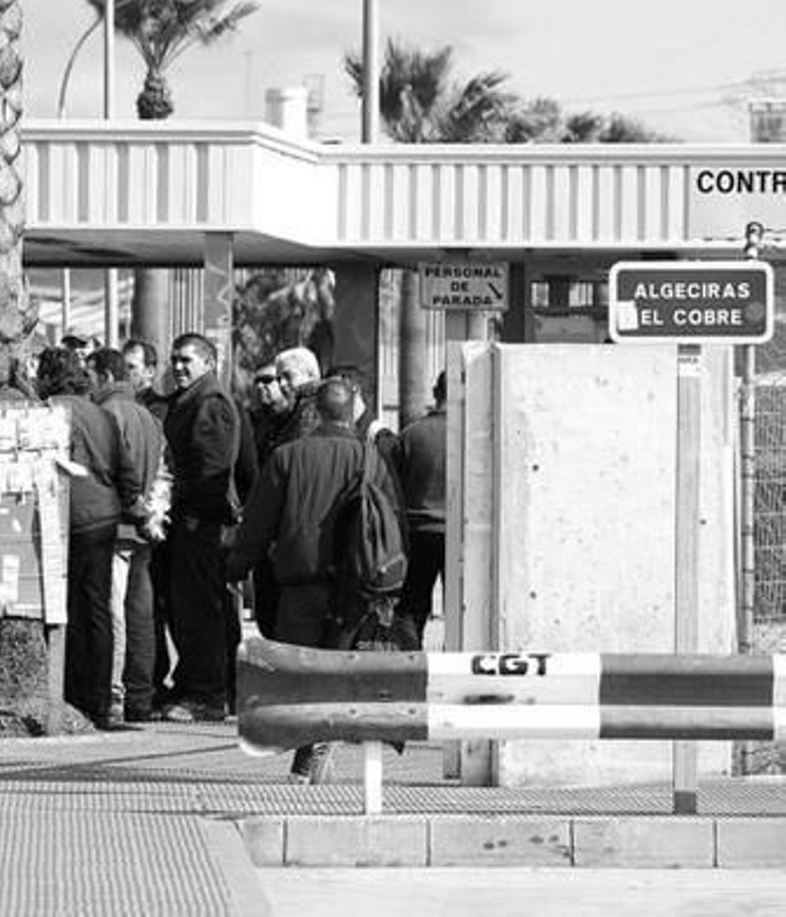 Trabajadores de Acerinox a la entrada de la fábrica, ayer.