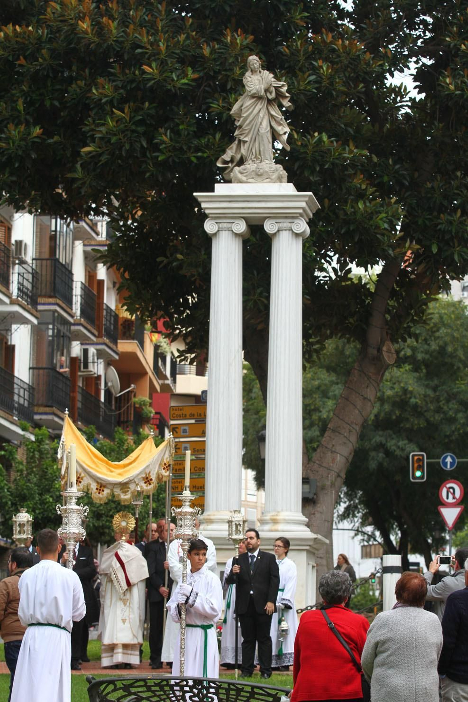 Procesión Solemne  de la Hermandad de La Vera Cruz, con el Santísimo Sacramento.