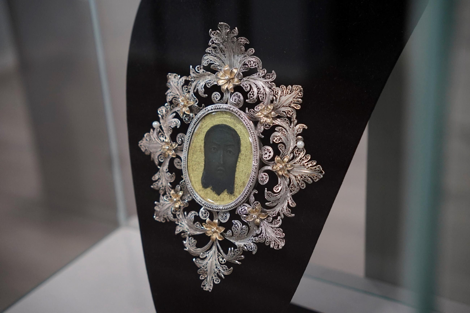 Medallón relicario restaurado por El Oribe y Antonio Díaz Arnido.