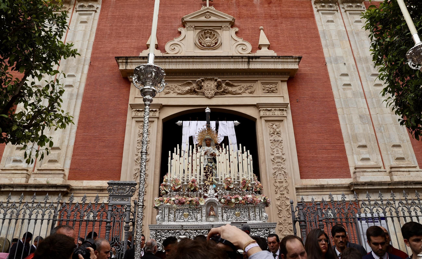 Los Desamparados del Parque Alcosa recorre el centro de Sevilla