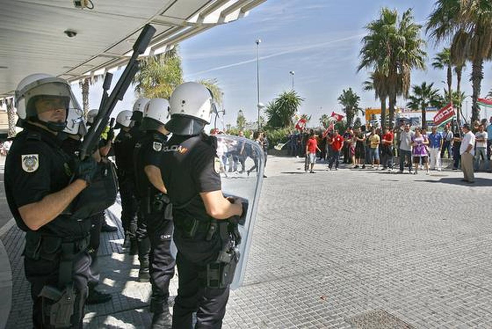 Los piquetes tomaron el centro de la capital desde primera hora de la mañana para impedir la apertura de comercios y empresas. /Joaquín Pino