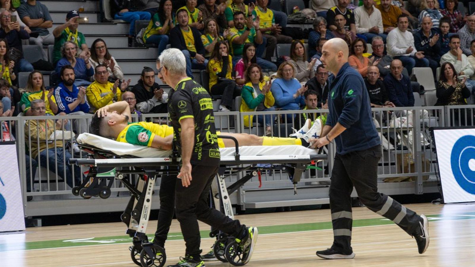 Franklin abandona en camilla el Olivo Arena tras sufrir su lesión.