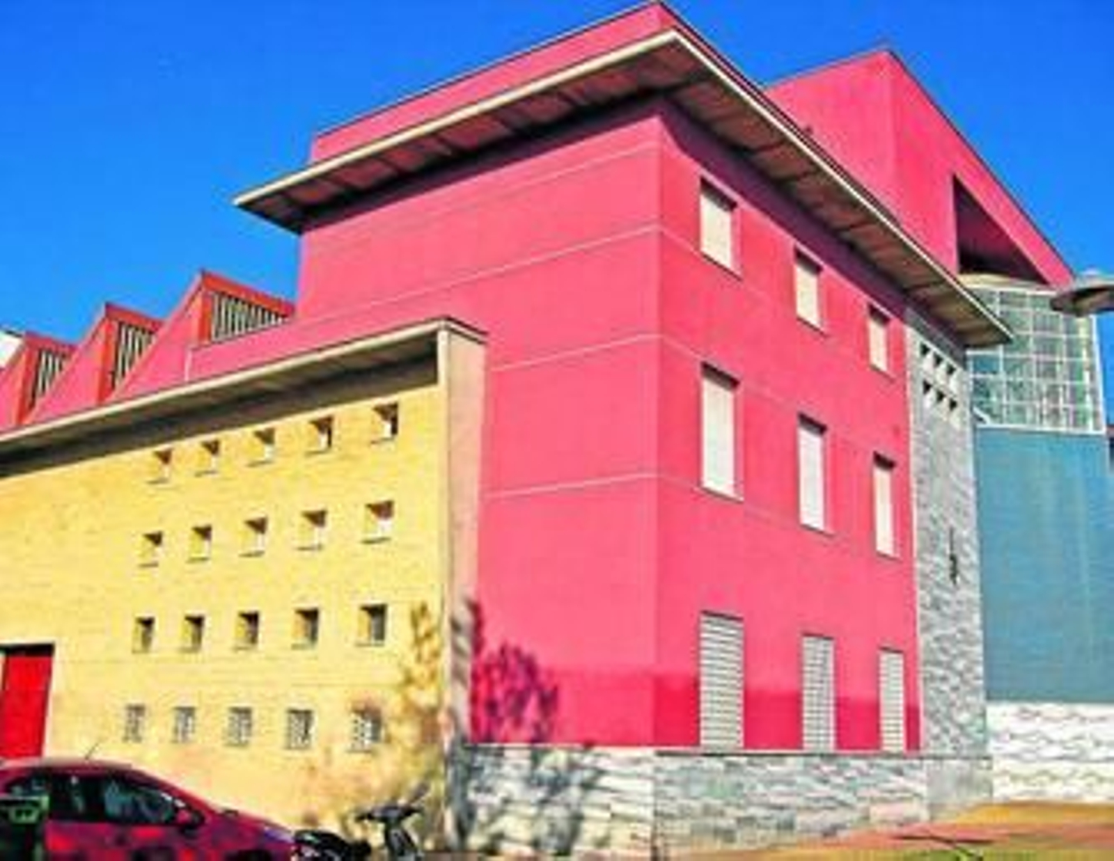 El nuevo edificio está situado tras el Centro de Salud de Los Rosales.