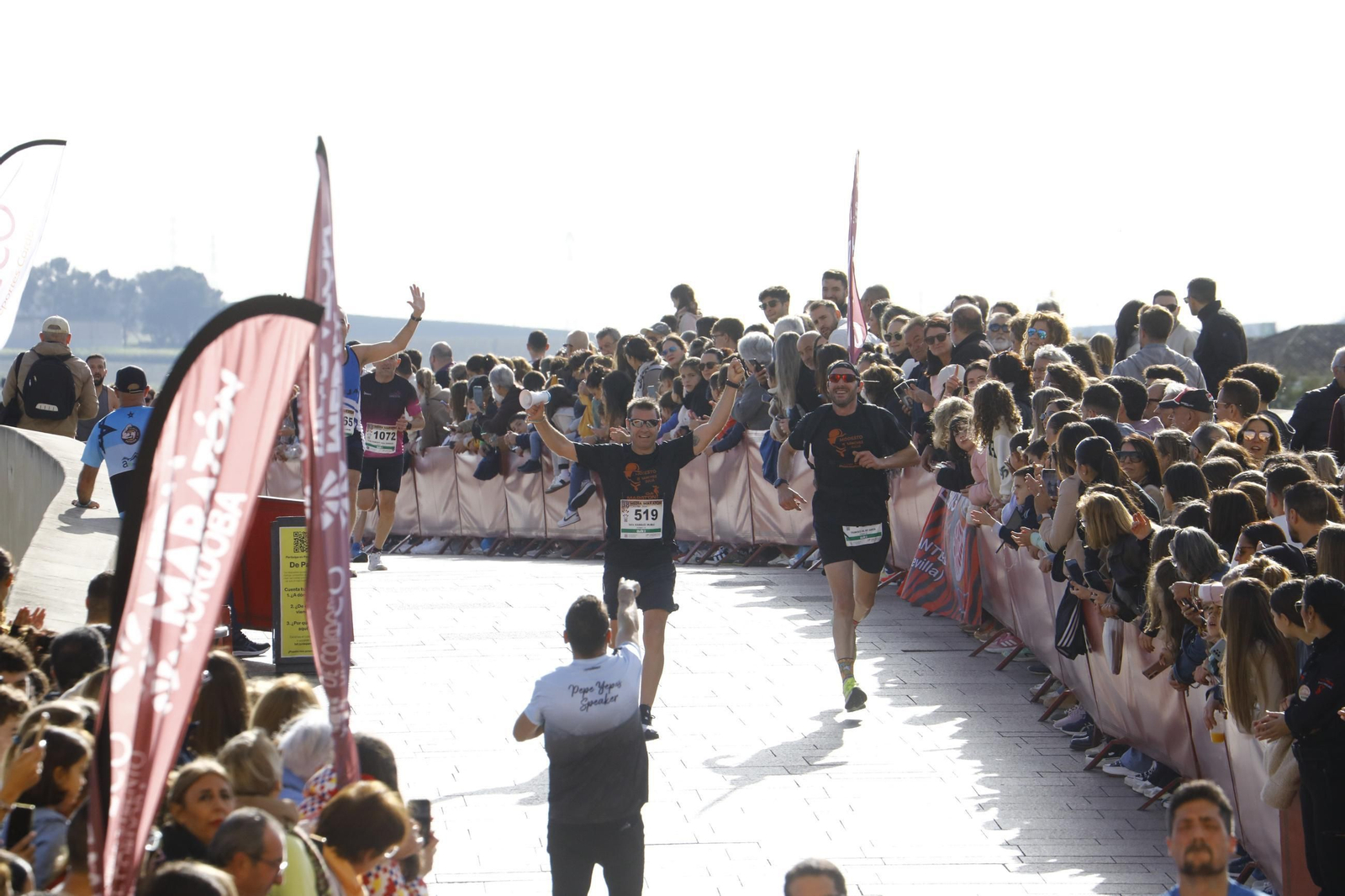 La gloria de cruzar la Puerta del Puente: las fotos de la línea de meta de la Media Maratón de Córdoba 2024
