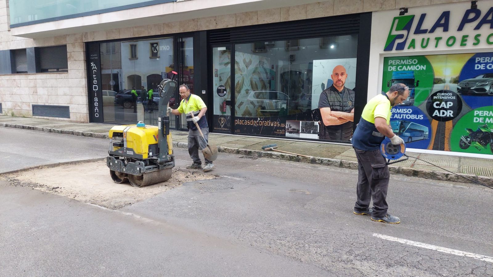 Operarios arreglando el firme en la calle Paúl