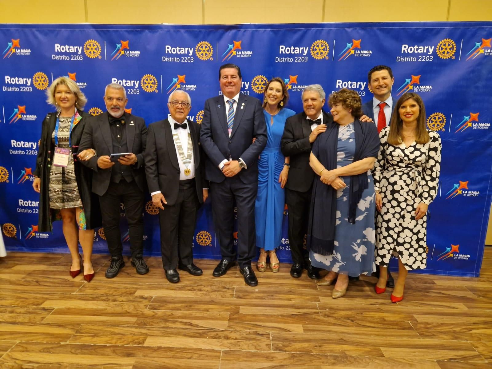 El Gobernador del Distrito Rotary 2203, Dimas Rizzo, junto al delegado de Gobernador del Distrito en la zona 8, Carlos Bocanegra, y otros miembros de Rotary Club Granada.