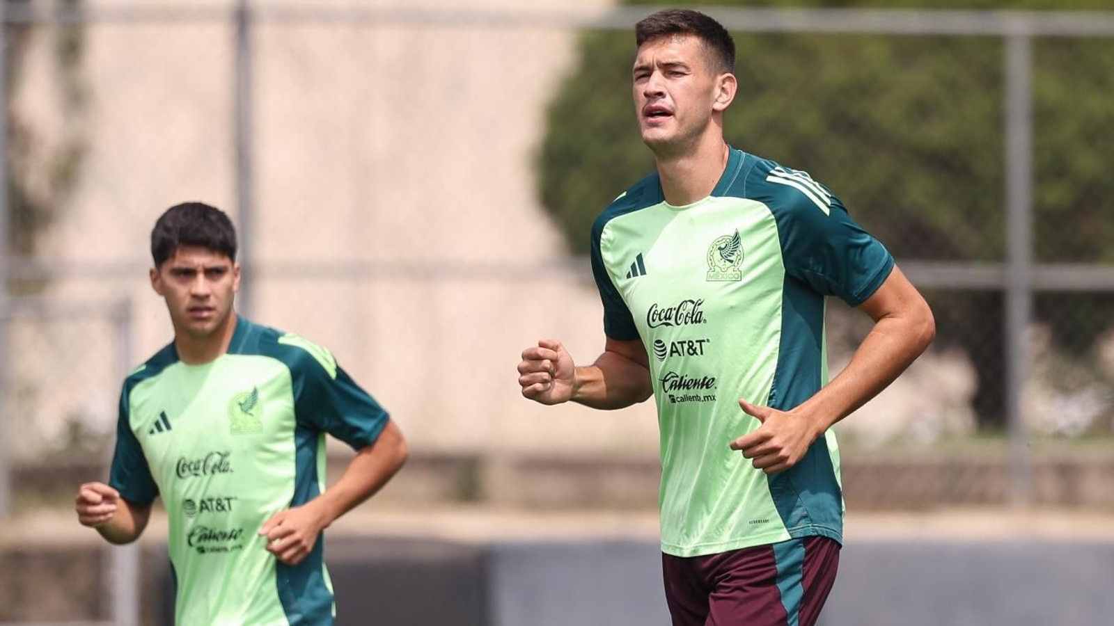 El central mexicano entrena con su selección a la espera de oficializar el traspaso al Lokomotiv.