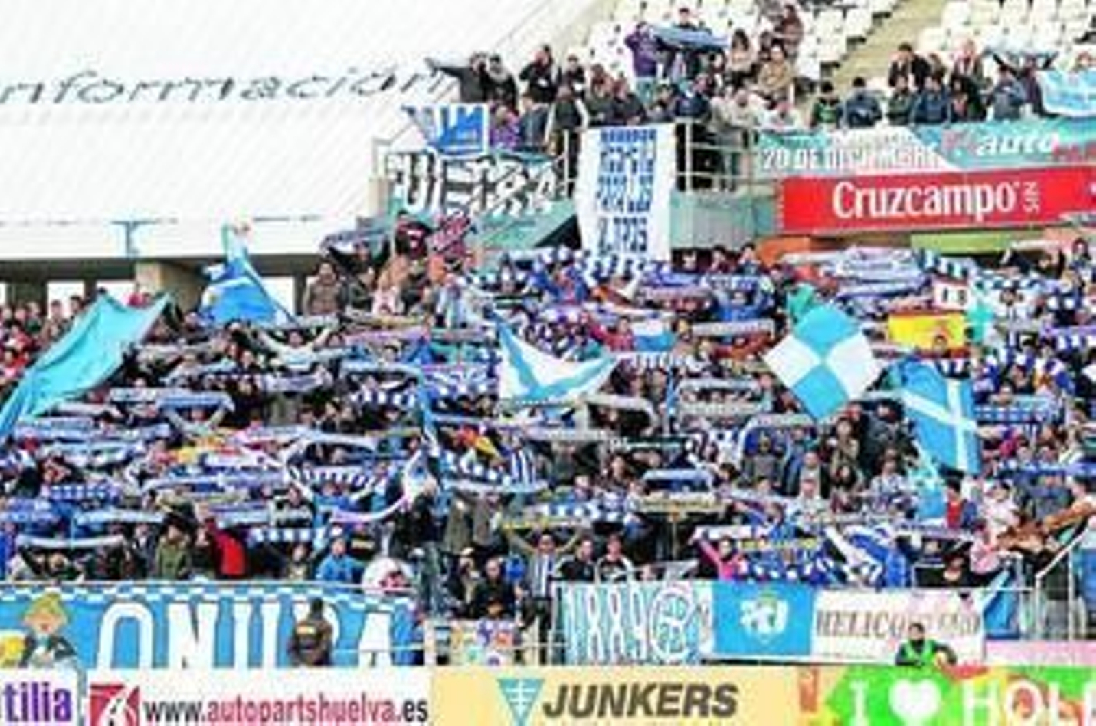 1. Los aficionados de la grada de animación levantan sus bufandas mientras suena el himno del 125 aniversario.  2. Rocío Márquez interpreta Tu Leyenda por primera vez en el Nuevo Colombino 3. El estadio presentó su mejor entrada de la temporada, 4. Joselu busca un balón en la banda 5. José Luis Oltra mira su reloj durante el partido . 6. Los capitanes del Recreativo y del Osasuna junto a los colegiados 7. El conjunto albiazul celebra el gol 8. Aficionados se hacen un selfie 9. Mayores y pequeños acudieron al encuentro 10. César López, músico y compositor onubense