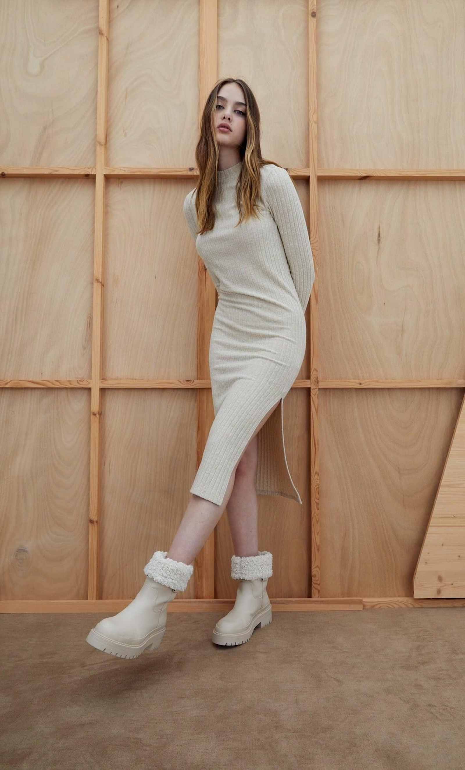 Vestido de punto de Stradivarius en piedra.