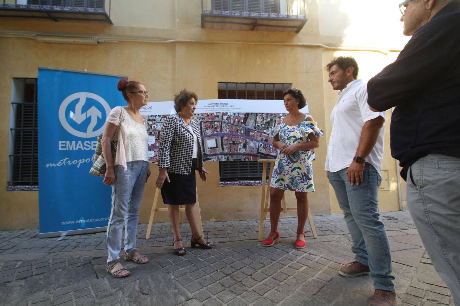 Carmen Castreño y los técnicos de Emasesa explicaron ayer las obras que se acometerán en Triana.