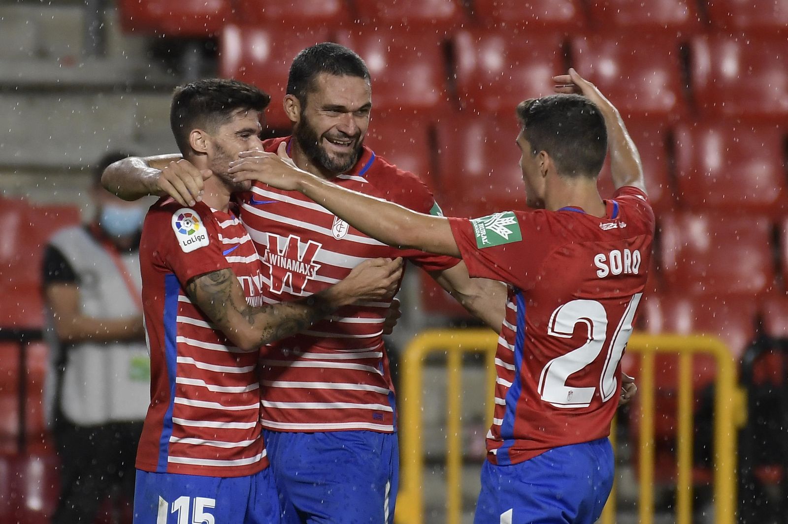 Neva, Molina y Soro celebran un tanto