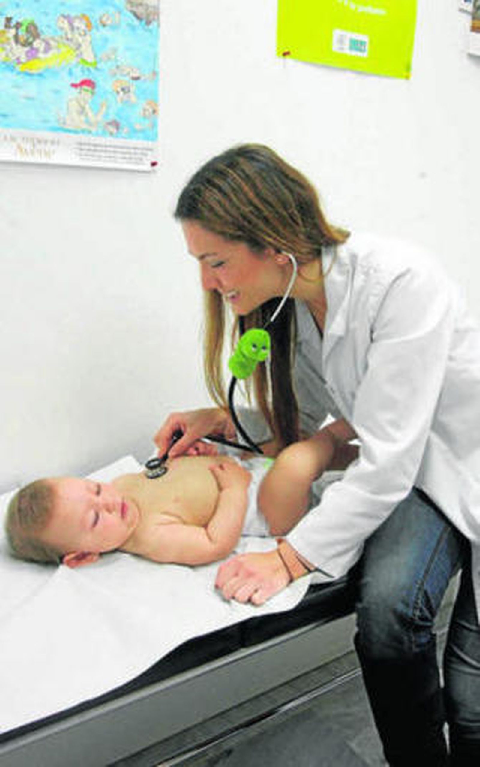 La endocrino infantil con una paciente en su consulta.