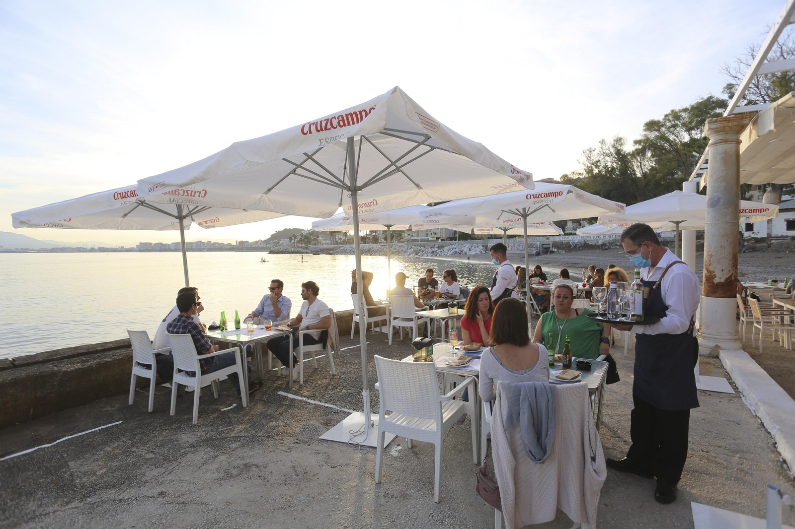 Personas en el Balneario de los Baños del Carmen.
