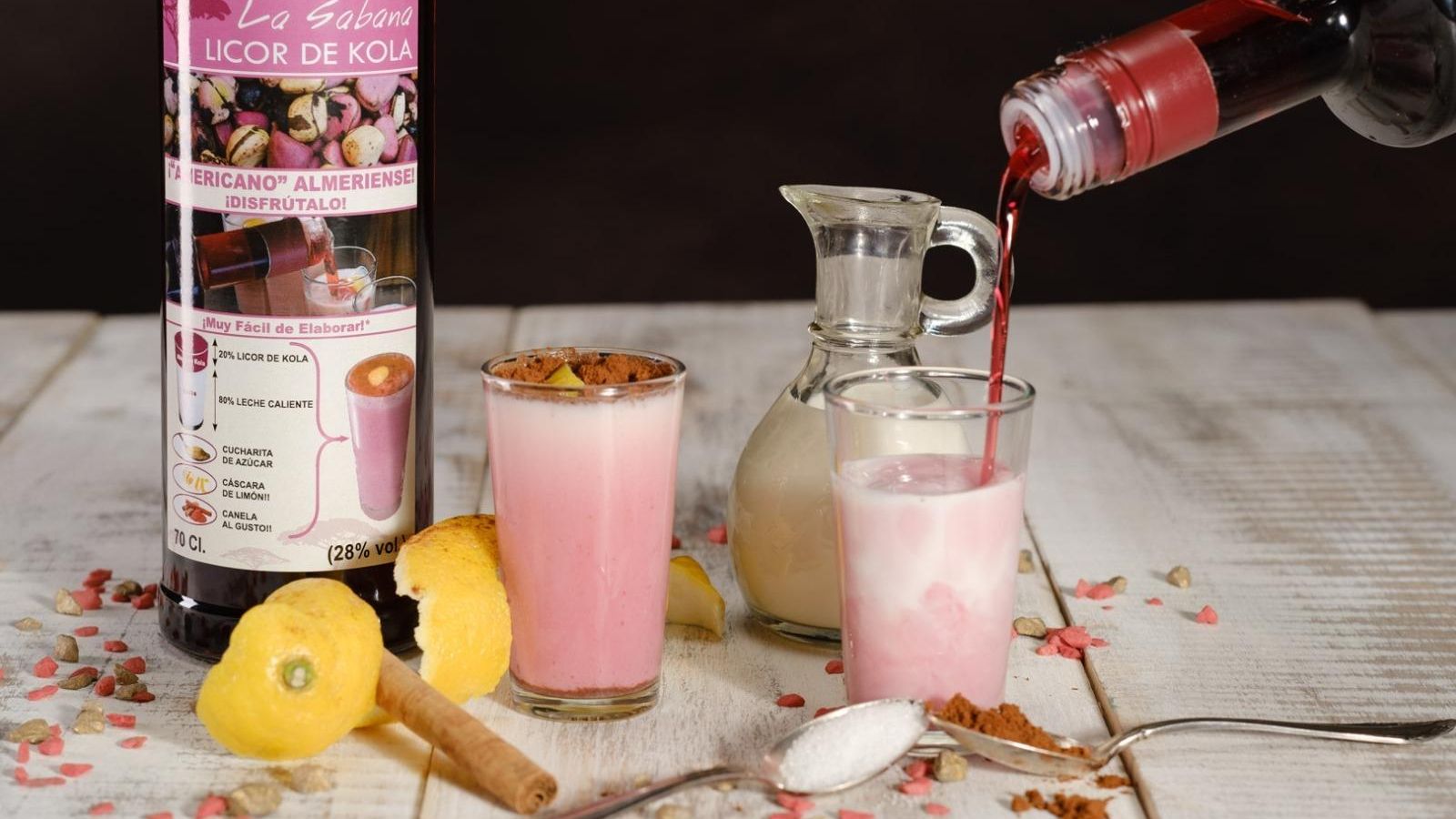 Preparando un Americano con licor de cola 'La Sabana'.