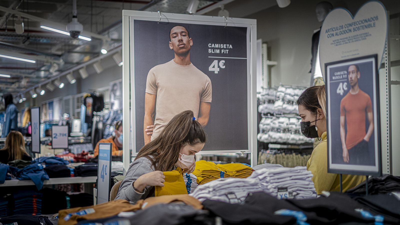 Interior de la tienda de Primark en Bahía Sur .