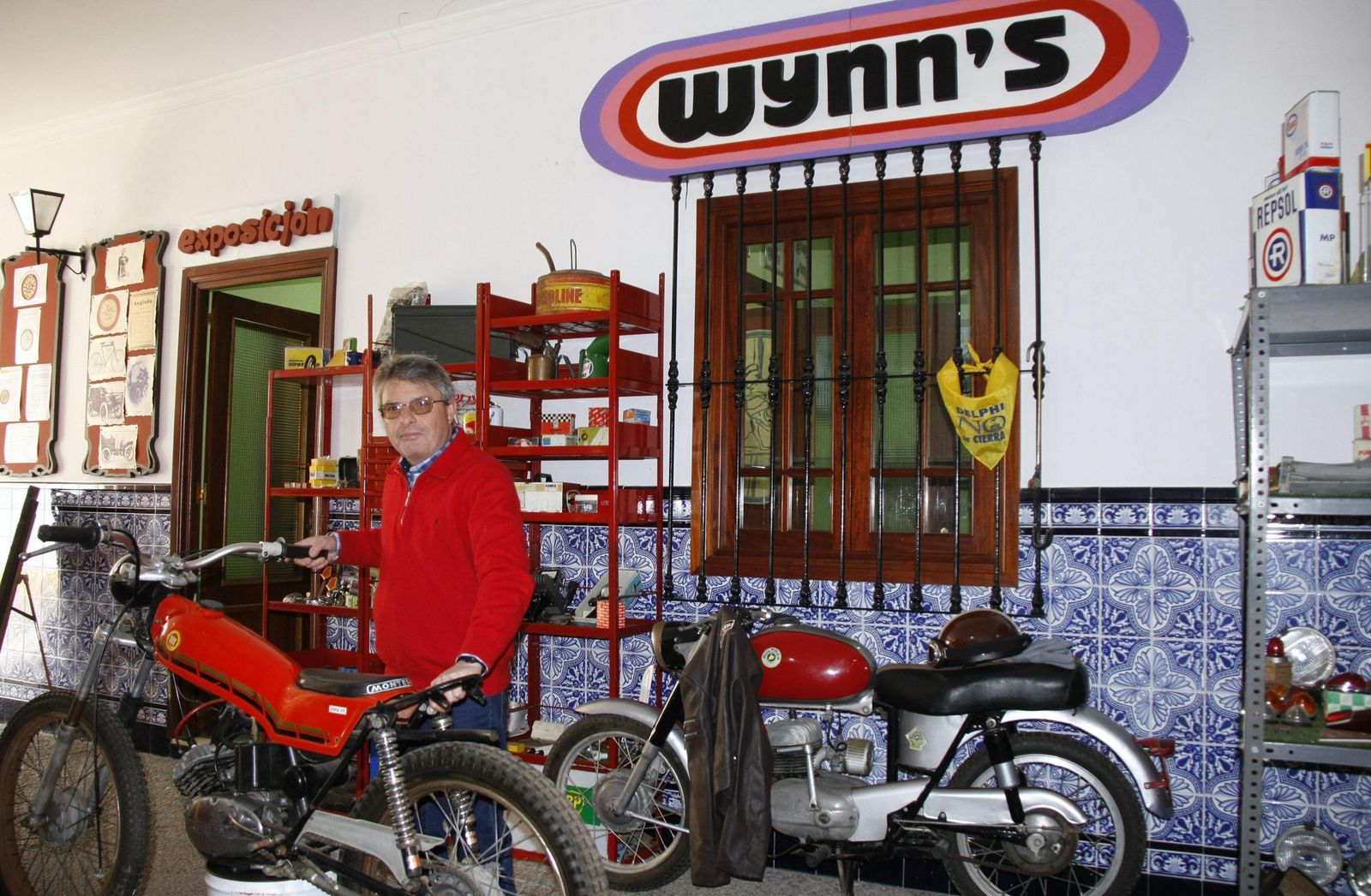 Manuel Vaca, junto a su colección de motocicletas en su museo ubicado en la calle Espítiru Santo.
