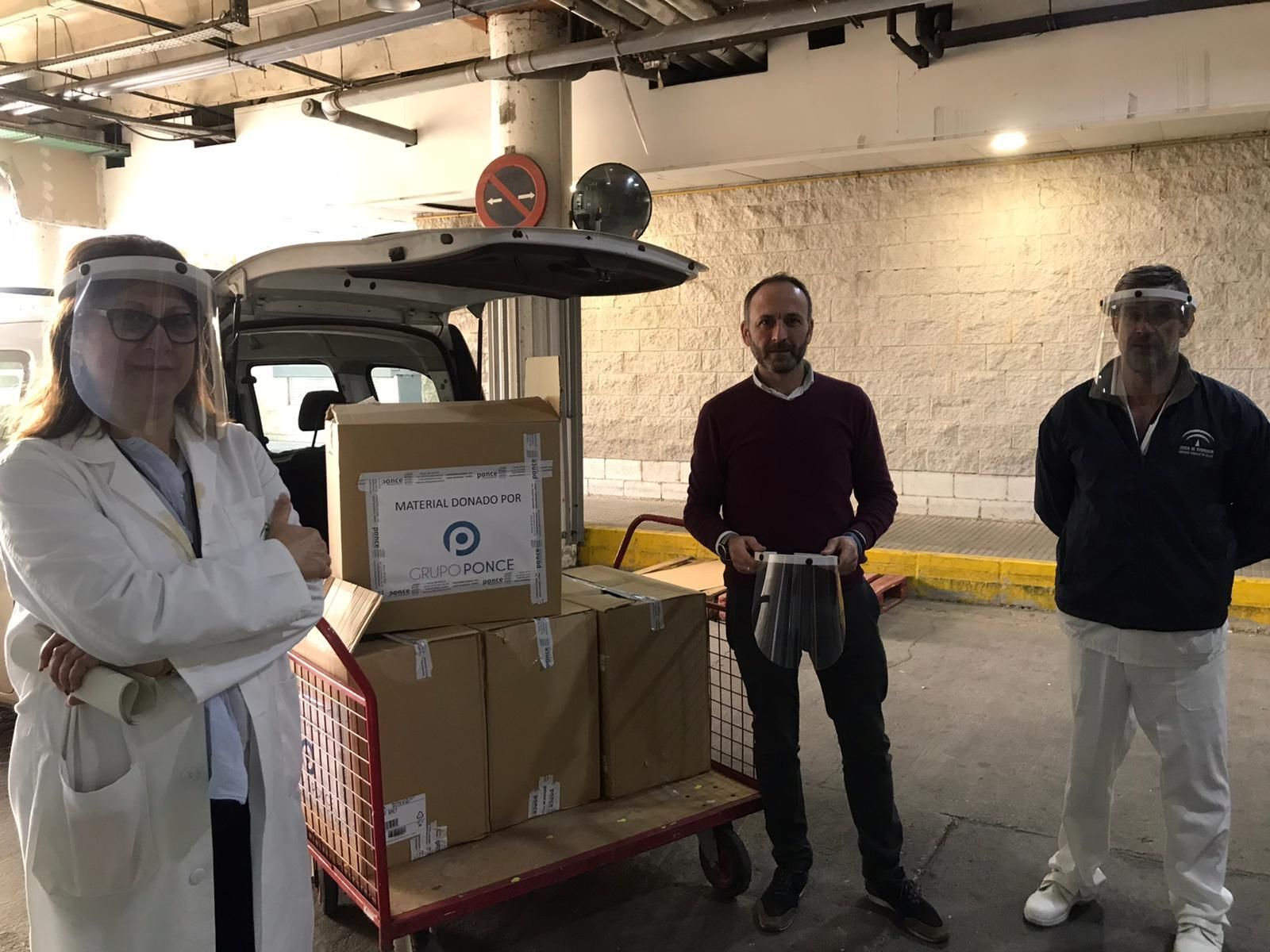 Entrega del material donado por Grupo Ponce.