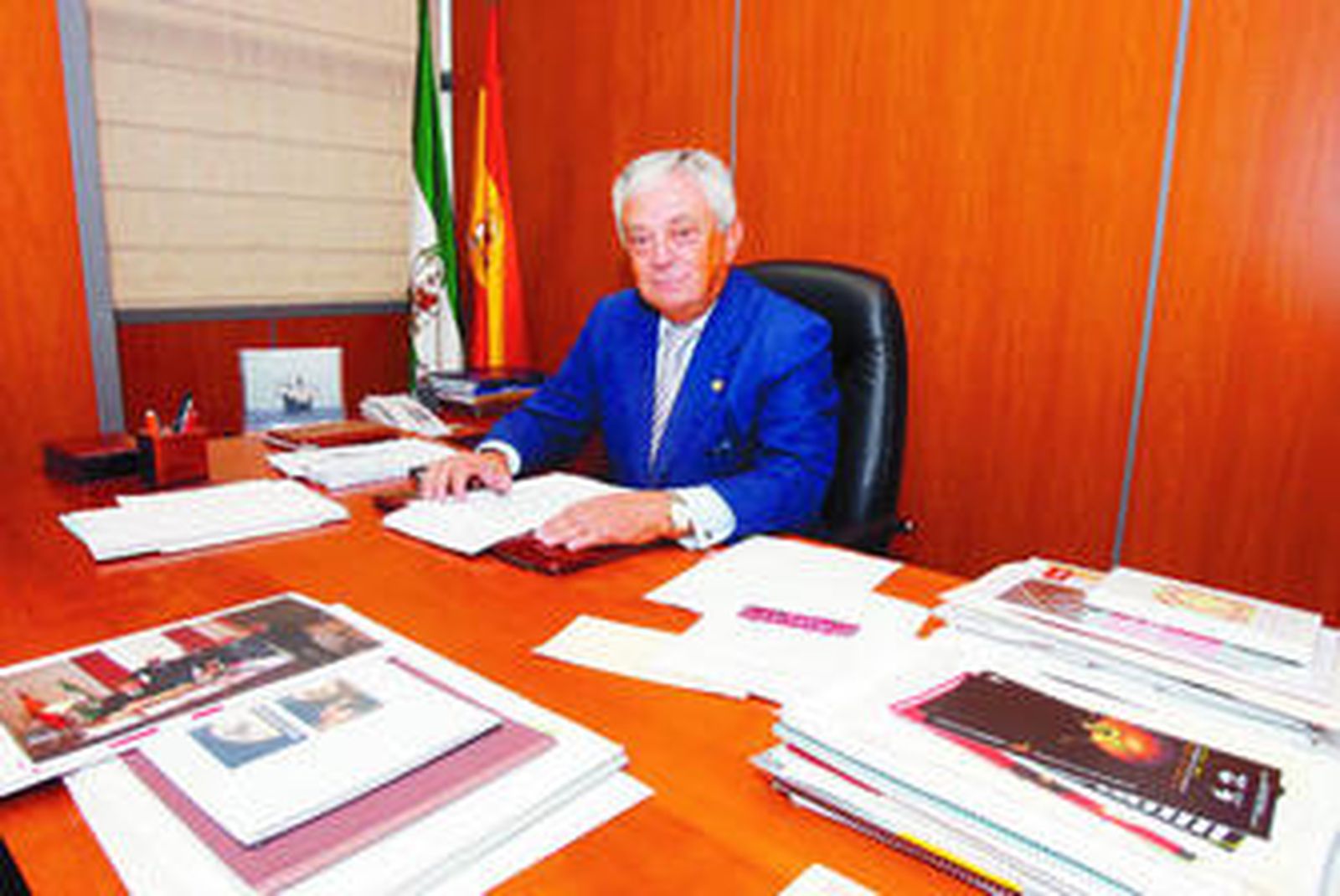 Francisco Herrero, presidente de la Cámara de Comercio de Sevilla, posa en su despacho.
