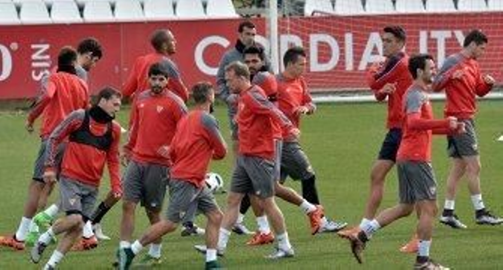 La plantilla del Sevilla en un entrenamiento. / A. Pizarro