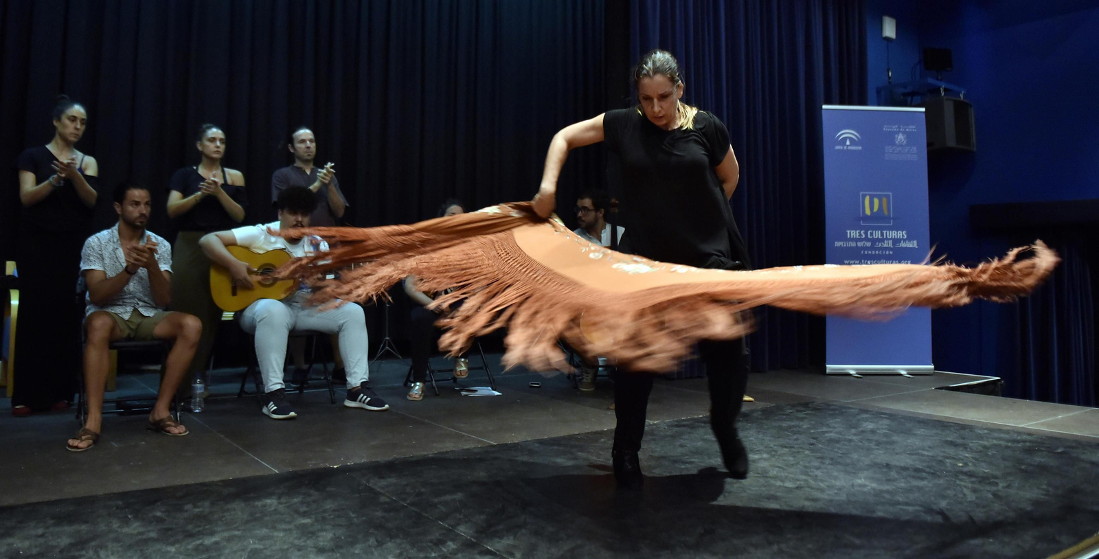 Como brillante exponente de la Escuela Sevillana, Luisa Palicio maneja como pocas el mantón.