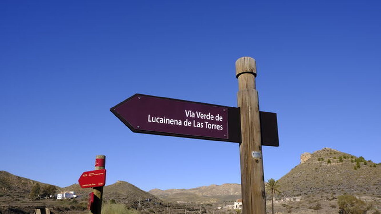 Cartel indicativo de la vía verde de Lucainena de Las Torres