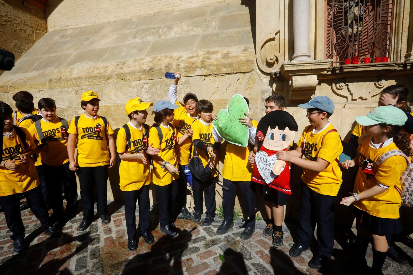 Las mejores imágenes del abrazo a la Mezquita-Catedral por las enfermedades raras