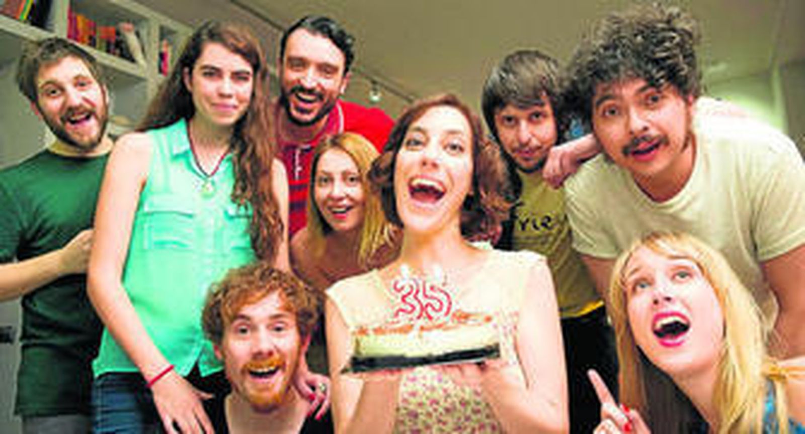 El reparto de 'Todos tus secretos', al completo frente a la pantalla.