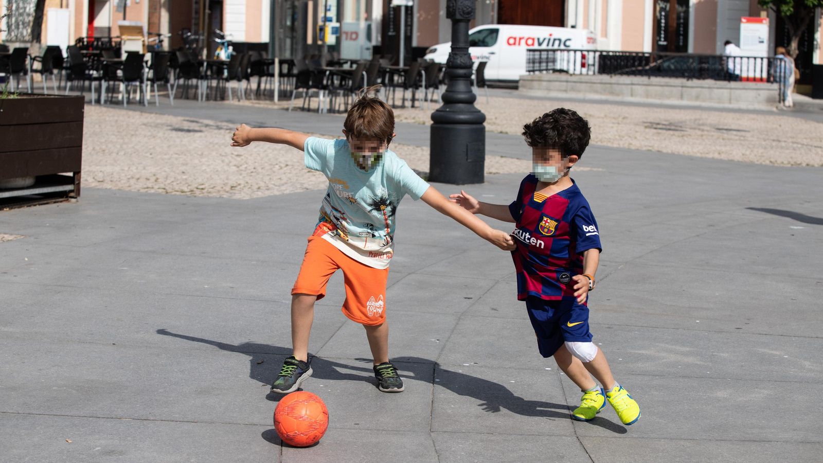 Niños jugando en la plaza de San Antonio.