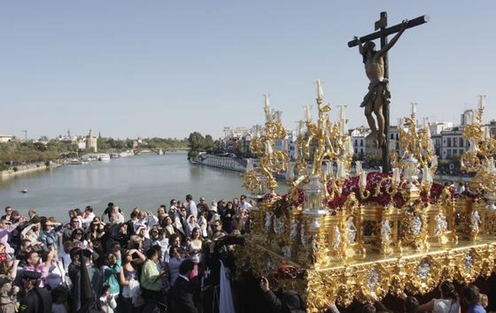 El Cachorro llena de belleza el Puente de Triana

Foto: Jose Angel Garcia