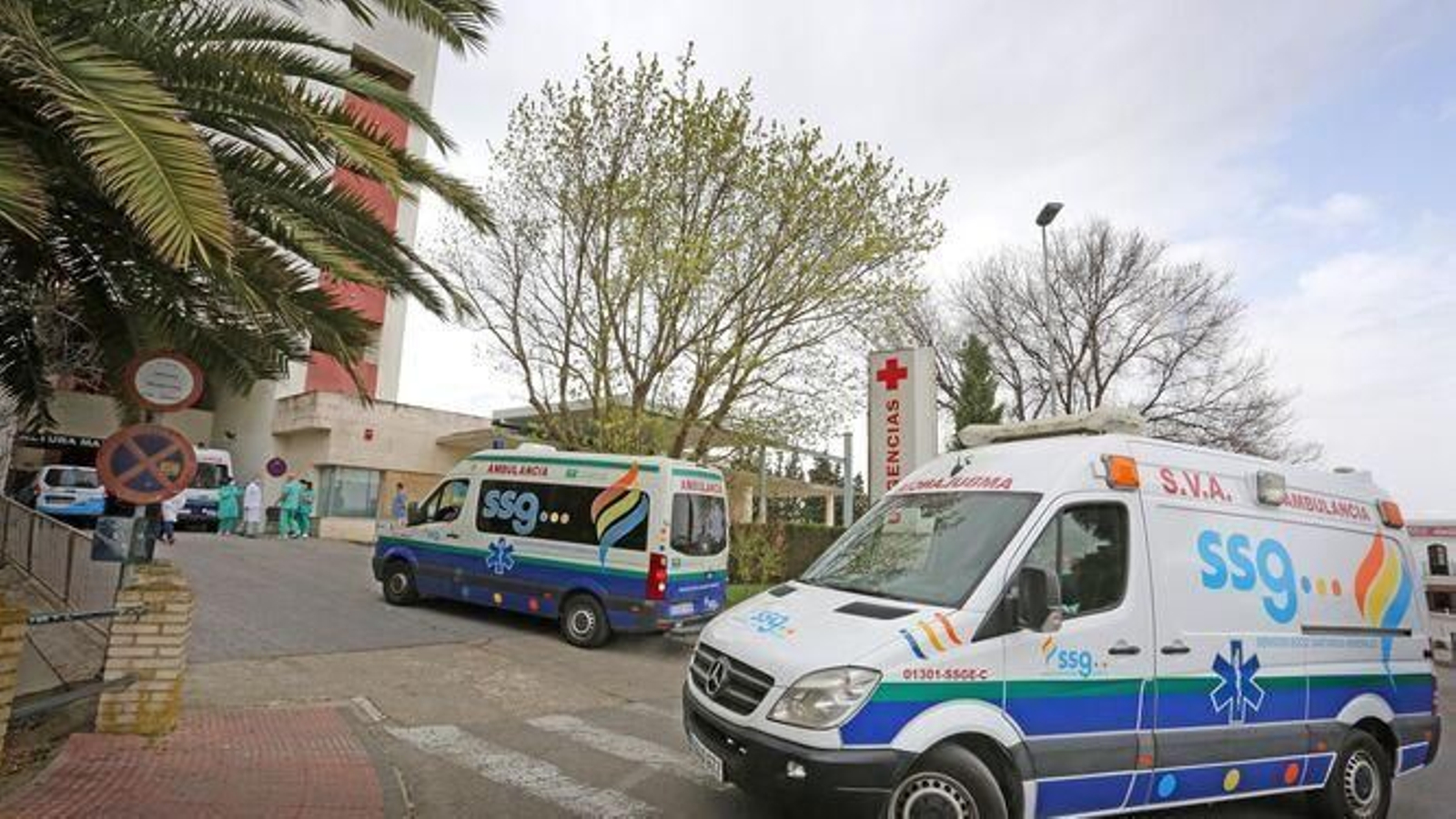 Ambulancias junto al servicio de urgencias del Hospital de Jerez. Ambulancias junto al servicio de urgencias del Hospital de Jerez.