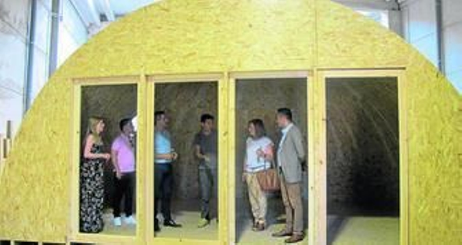 El delegado de Economía visita las instalaciones de Xilacurve junto a su gerente, el alcalde y concejales de Serón y una parlamentaria autonómica.