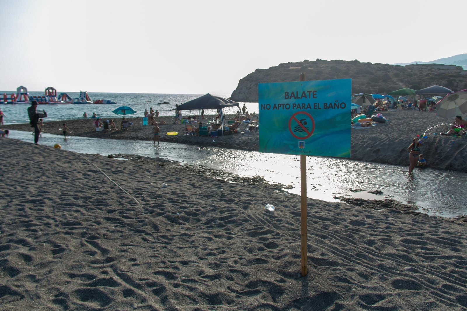 Un cartel que recomienda no bañarse