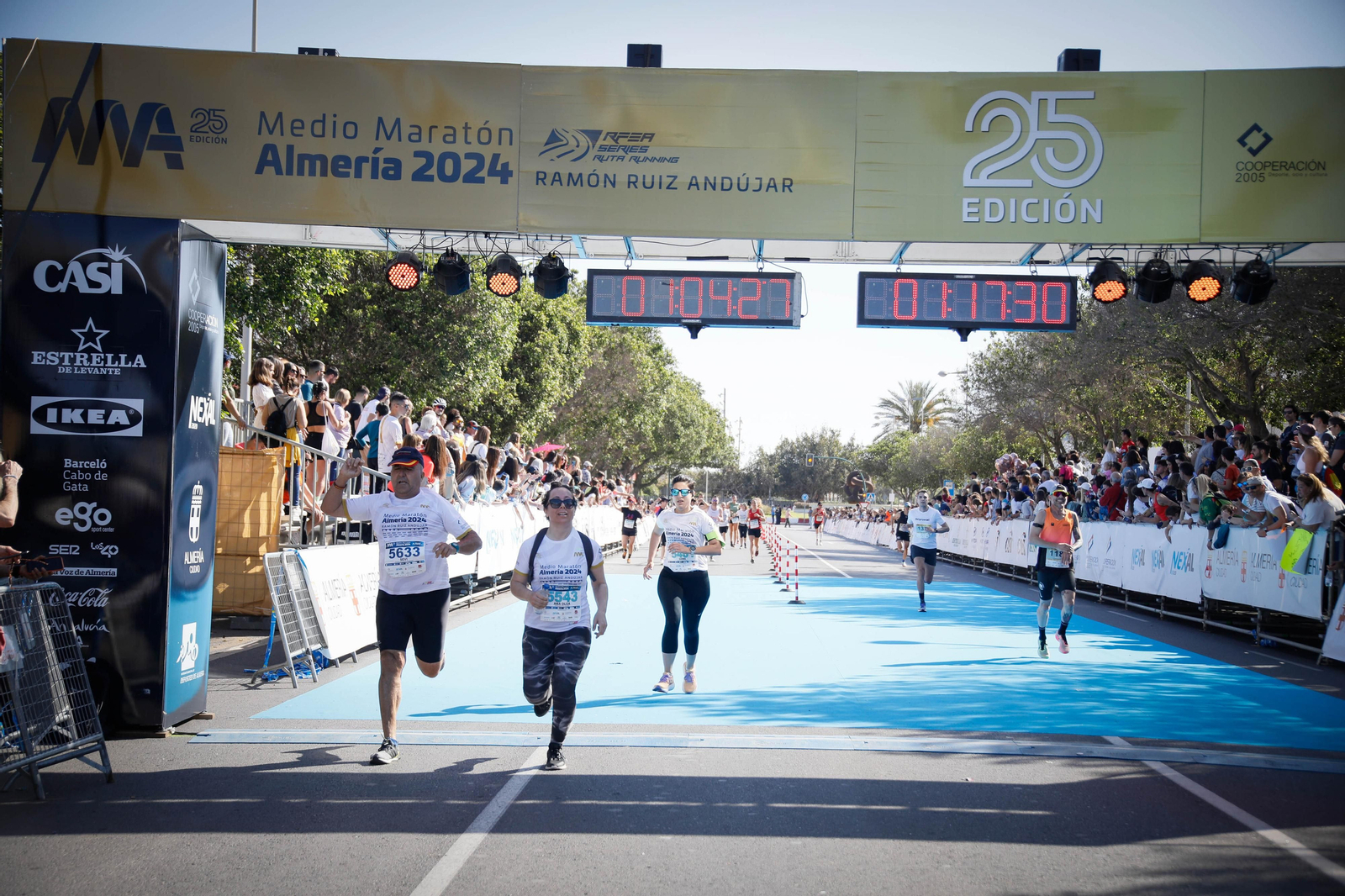 Imágenes de la llegada de la Media maratón Ciudad de Almería