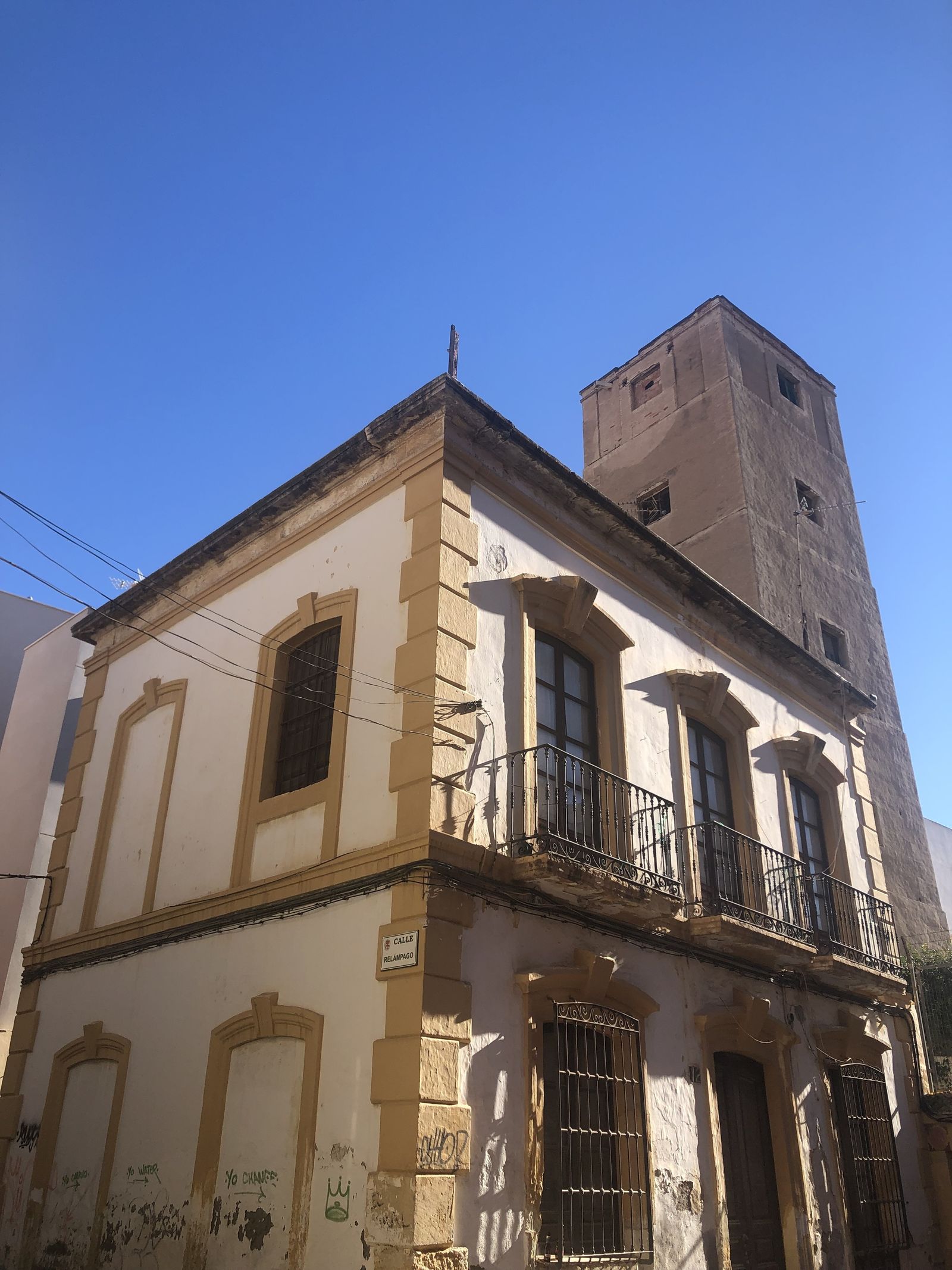 Una de las esquinas que forman la calle, al fondo la Torre de los Perdigones