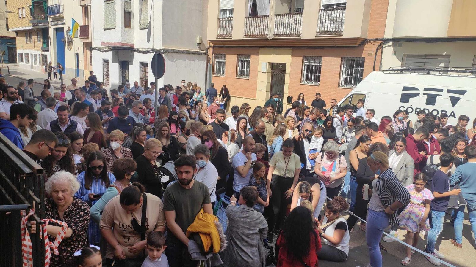 Expectación a las puertas de la parroquia de San Fernando.