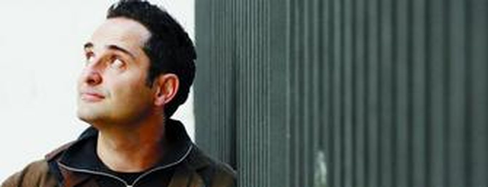 El cantautor uruguayo Jorge Drexler regresa esta noche a Granada para poner él solo sobre el escenario la 'Cara B' de su carrera.